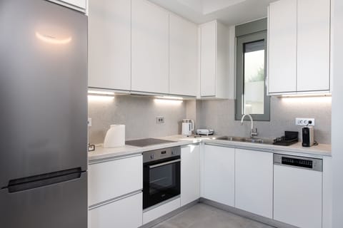 Senior Suite | Private kitchen | Oven, espresso maker, coffee/tea maker, electric kettle