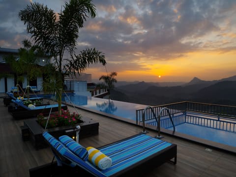 2 indoor pools, 2 outdoor pools, sun loungers