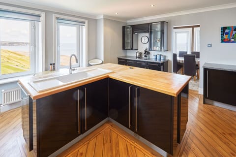 House | 3 bedrooms, desk