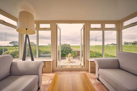 House | 5 bedrooms, high-speed internet