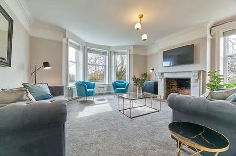 House | 5 bedrooms, desk