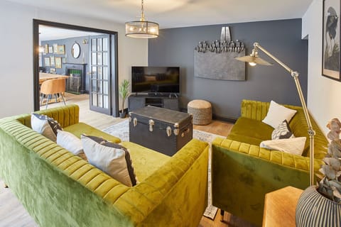 House | 6 bedrooms, desk