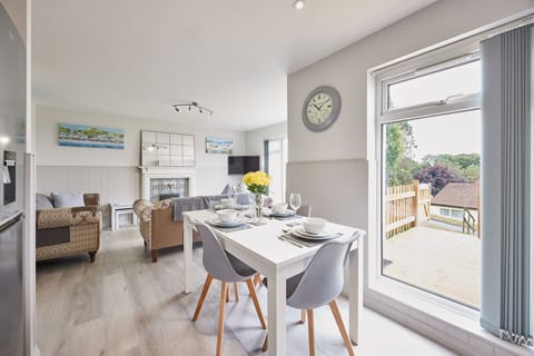 House | 3 bedrooms, desk