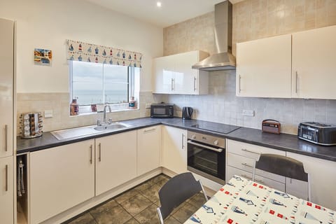 House | 2 bedrooms, desk