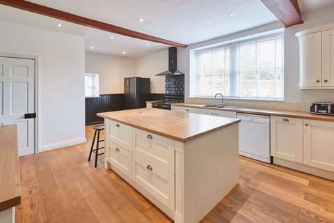 House | 7 bedrooms, desk