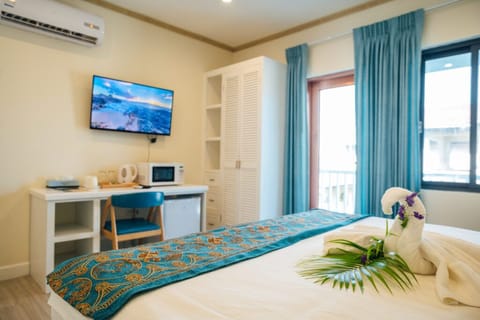 Basic Room | In-room safe, desk, blackout drapes, iron/ironing board
