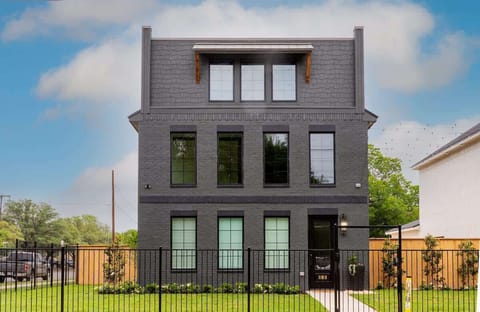 Welcome to The Armstrong, named after Louis Armstrong. Where luxury meets the most conveniently located vacation rental Waco has to offer.