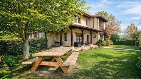 Property building,BBQ facilities,Garden,Balcony/Terrace,Garden view