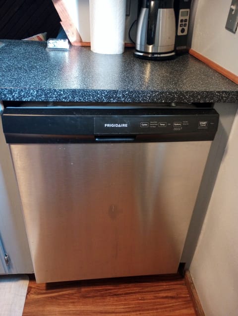 Dishwasher (pods provided)