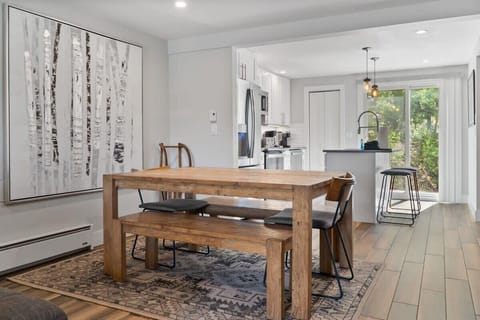 Enjoy meals with your group at the 8-person dining table, from the table you can take in the views of the surrounding nature while you dine.