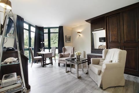 Deluxe Suite | Living area | 32-inch flat-screen TV with satellite channels