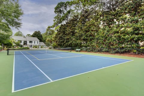 Tennis & Pickleball – Courts at Island Retreat - Whether you're rallying or dinking, this multi-use court gives guests space for both tennis and pickleball—surrounded by lush trees and walkable to your front door.