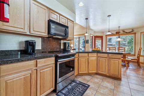 Kitchen - Legend Lake Lookout - Silverthorne Vacation Rental