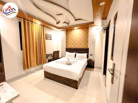 Desk, laptop workspace, free WiFi, bed sheets