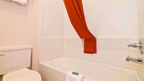 Combined shower/tub, hair dryer, towels