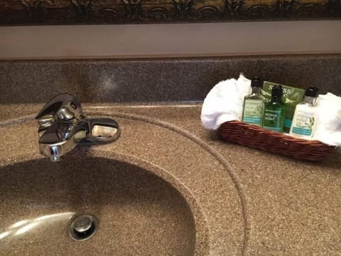 Standard Room | Bathroom | Combined shower/tub, free toiletries, hair dryer, towels