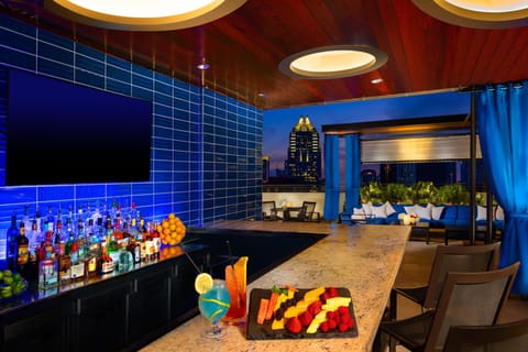 3 bars/lounges, rooftop bar