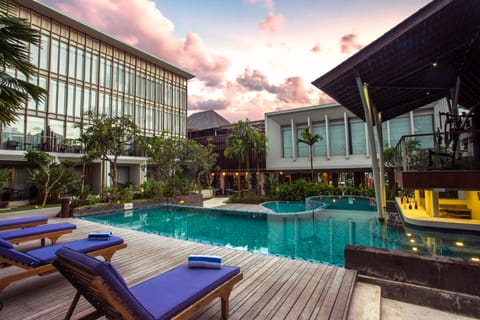 Outdoor pool, pool umbrellas, sun loungers