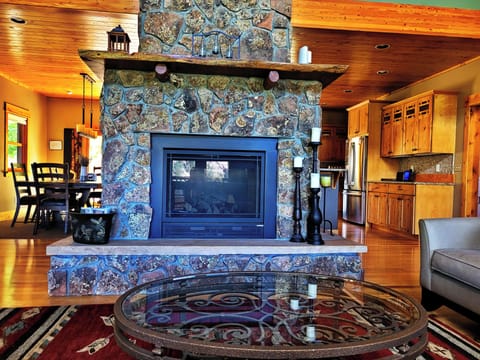 double sided gas fire place, enjoy from the kitchen and the living area