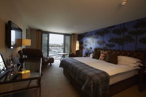 Desk, cribs/infant beds, free WiFi, bed sheets