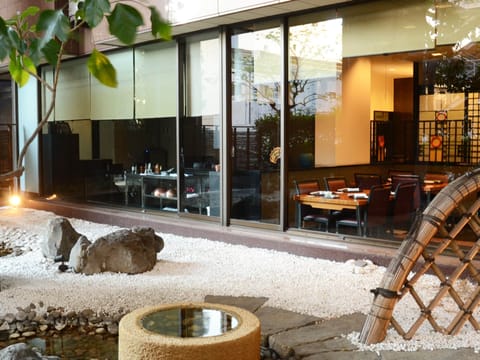 5 restaurants; breakfast, lunch, and dinner served