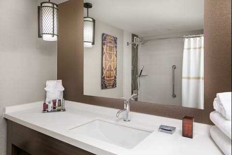 Combined shower/tub, free toiletries, hair dryer, towels