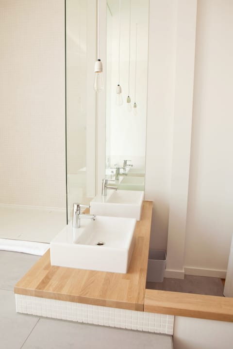 Deluxe Room, Sea View | Bathroom | Shower, rainfall showerhead, free toiletries, hair dryer