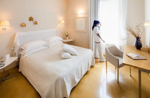Junior Suite | Premium bedding, down comforters, in-room safe, desk