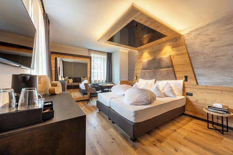 Classic Double or Twin Room | Premium bedding, in-room safe, desk, blackout drapes