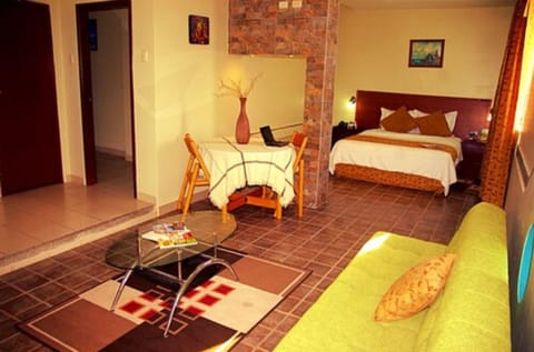 Executive Suite | Premium bedding, minibar, in-room safe, desk