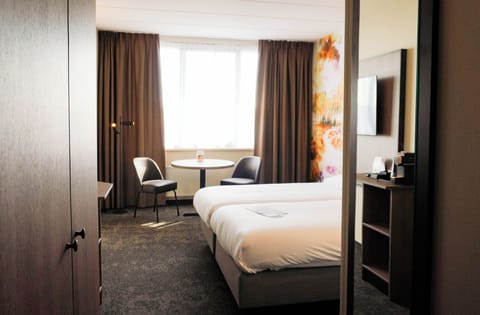 Standard Double Room | Hypo-allergenic bedding, in-room safe, desk, blackout drapes