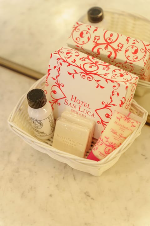 Studio Suite | Bathroom | Free toiletries, hair dryer, slippers, towels