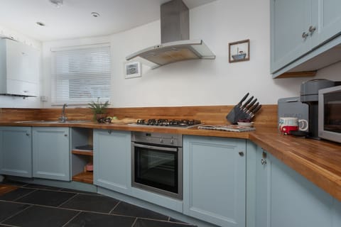 Well equipped kitchen with coffee machine, dishwasher and washer/dryer - Old Arch Cottage, The Digey