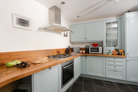Kitchen with fridge, freezer, oven, hob and microwave - Old Arch Cottage, The Digey