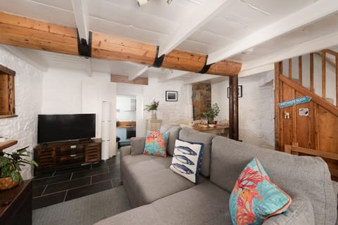 Living room with Smart TV and free WiFi, corner sofa a exposed beams - Old Arch Cottage, The Digey
