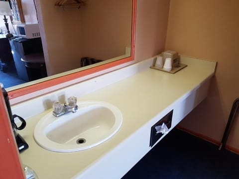 Combined shower/tub, free toiletries, hair dryer