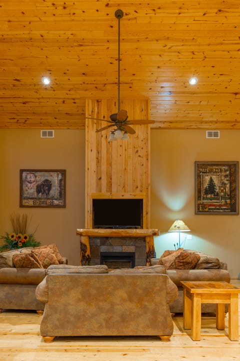 Executive Cabin, 4 Bedrooms, Hot Tub, Mountain View | Living room | Flat-screen TV