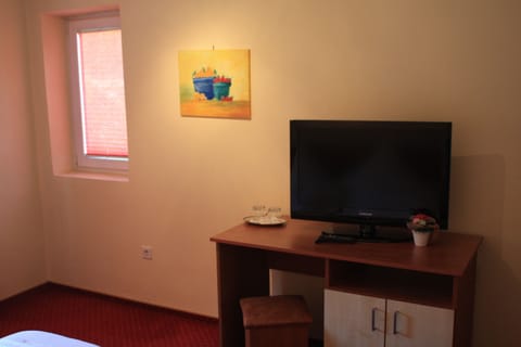 Twin Room | Desk, free WiFi, bed sheets