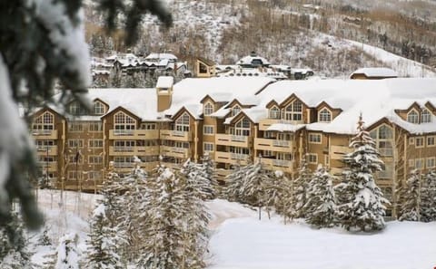 This resort, located in the heart of Beaver Creek Village, is just steps from the ski lifts and from the shopping plaza’s world-class boutiques, galleries, restaurants and year-round ice skating rink.