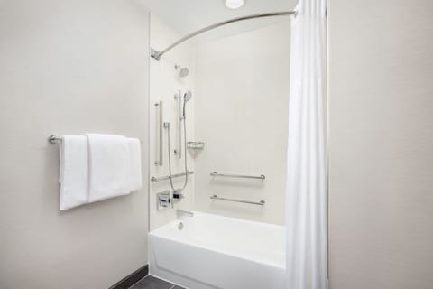 Combined shower/tub, free toiletries, hair dryer, towels