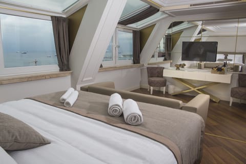 King Suite with Sea View | Minibar, in-room safe, desk, blackout drapes