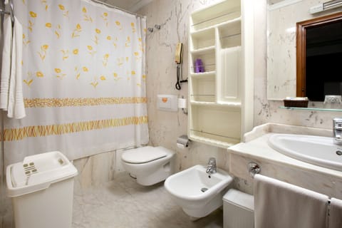 Bungalow Confort | Bathroom | Hair dryer, towels, soap, shampoo