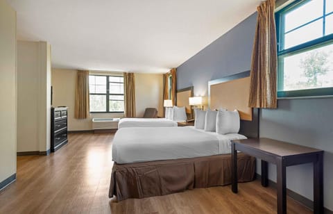 Deluxe Studio, Multiple Beds, Non Smoking | Desk, blackout drapes, iron/ironing board, free WiFi