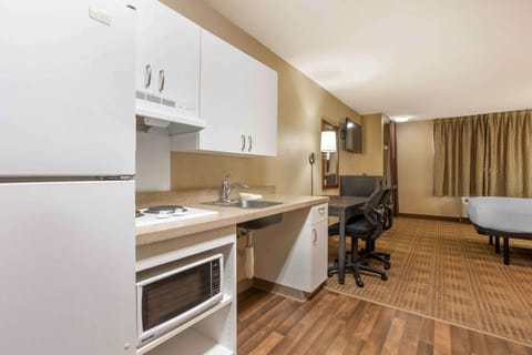 Studio, 1 Queen Bed, Accessible, Non Smoking | Desk, WiFi (free), bed sheets
