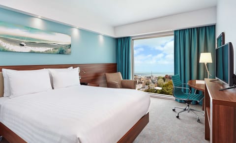 Room, 1 Queen Bed | Hypo-allergenic bedding, in-room safe, desk, soundproofing