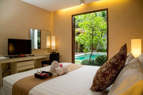 Junior Suite | Minibar, in-room safe, desk, iron/ironing board