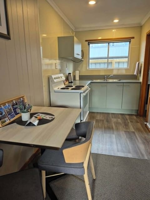 Standard Suite, 2 Bedrooms, Non Smoking, Kitchen | Private kitchen | Mini-fridge, microwave, stovetop, electric kettle