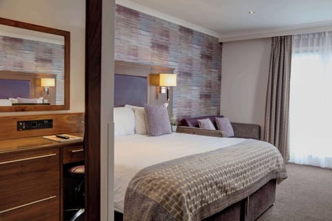 1 bedroom, premium bedding, desk, laptop workspace