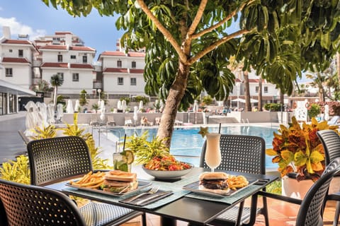 2 bars/lounges, poolside bar