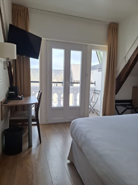 Premium bedding, desk, soundproofing, free WiFi